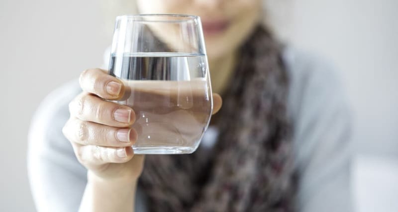 دراسة حديثة توضح حقيقة ضرورة شرب 8 أكواب من الماء يوميا