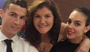 بسبب "السحر الأسود".. والدة كريستيانو رونالدو تقاضي صحيفة برتغالية