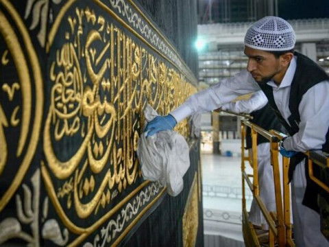 إيران تستعد لإرسال 80 لتراً من “ماء الورد” لغسل الكعبة المشرفة