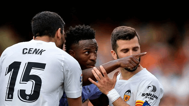 اسبانيا.. اعتقال 3 من مشجعي فالنسيا بسبب إهانات عنصرية ضد فينيسيوس