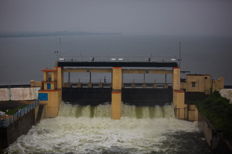 حدث في الهند: مسؤول يجفف خزان مياه ضخم للبحث عن هاتفه.. وهذا أول قرار بحقه