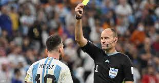 عدو ميسي وملك البطاقات الصفراء يعتزل التحكيم