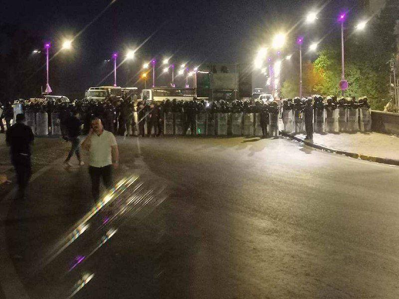 انصار التيار الصدري يتجمعون قرب الخضراء وإرسال تعزيزات أمنية للسفارة الدنماركية في بغداد