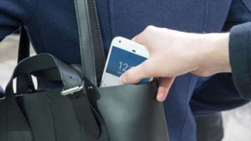 سرقة "الهواتف المحمولة" تغزو شوارع إيران والبطالة تفاقم الأزمة