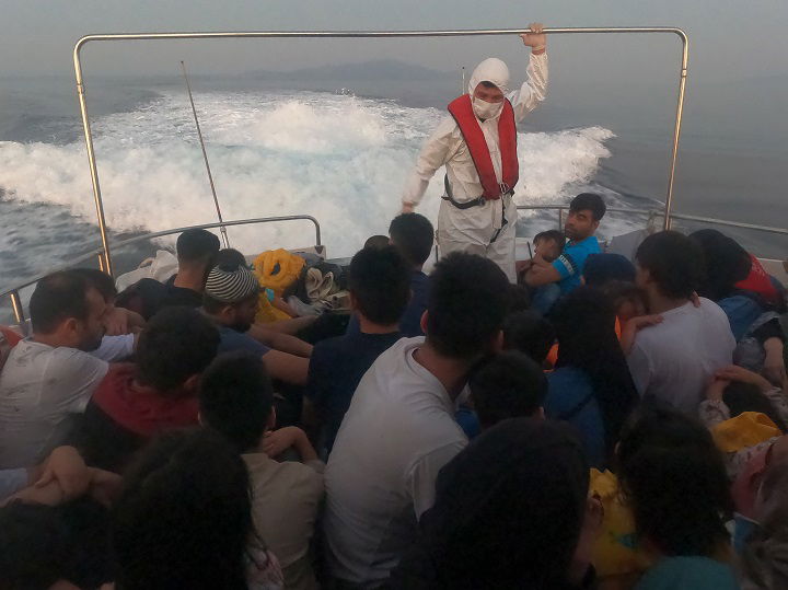 قيادة خفر السواحل التركية تعلن إنقاذ وضبط 395 مهاجراً