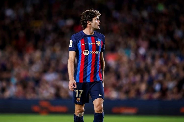 رغم الأزمة.. الونسو يتمسك بقراره مع برشلونة