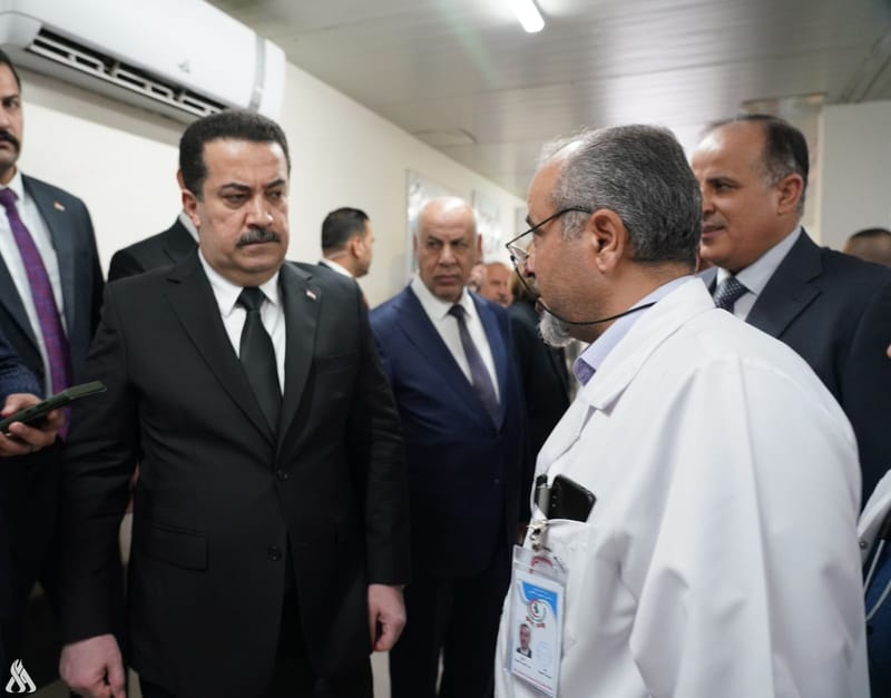 رئيس الوزراء يزور المصابين الراقدين في مستشفى الحمدانية