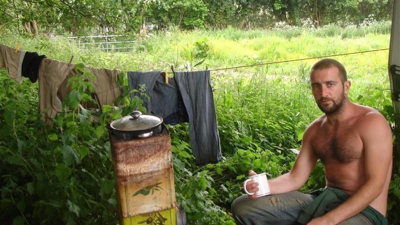 بريطاني يعيش دون أي استخدام للنقود منذ 15 عاما