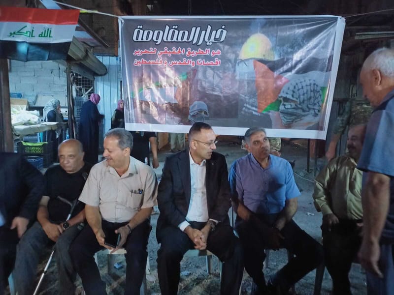 سفير دولة فلسطين لدى جمهورية العراق السيد أحمد الرويضي يقف مع أبناء شعبه في وسط مجمع البلديات لِلاجئين الفلسطينيين