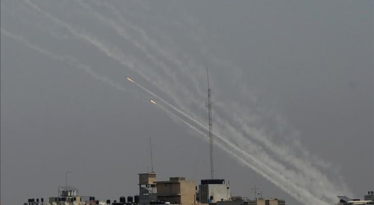 إطلاق رشقة صاروخية من غزة وصافرات الإنذار تدوي في تل أبيب والقدس