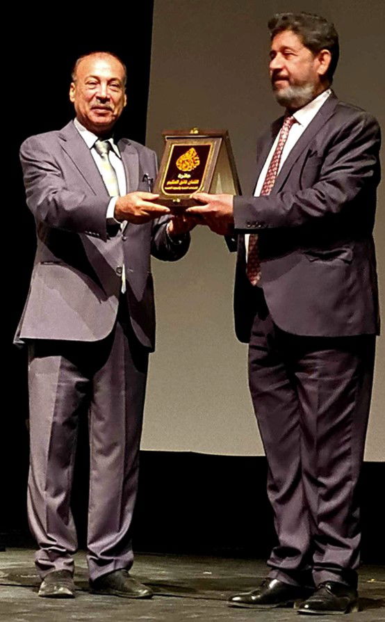 منح حسين د.علي هارف‏ جائزة فائق الحكيم للدراسات النقدية والبحوث العلمية