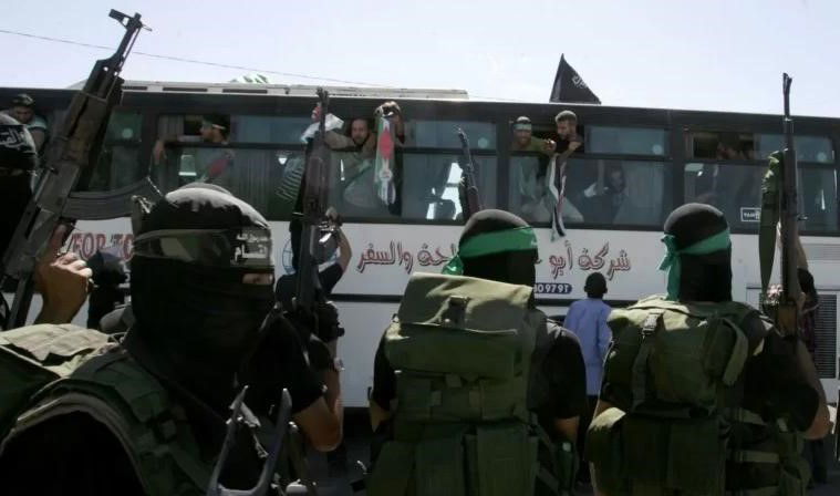 المقاومة الفلسطينية والاحتلال الإسرائيلي يتبادلان الأسرى والرهائن