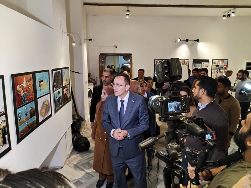السفير الفلسطيني في العراق احمد الرويضي يفتتح "معرض الكاركاتير الدولي" في بغداد خصص لدعم الشعب الفلسطيني وحقه في نيل حريته
