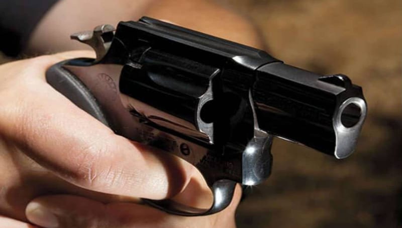 في بغداد والديوانية.. منتسب يقتل زوجته ومجهولون يردون شاباً