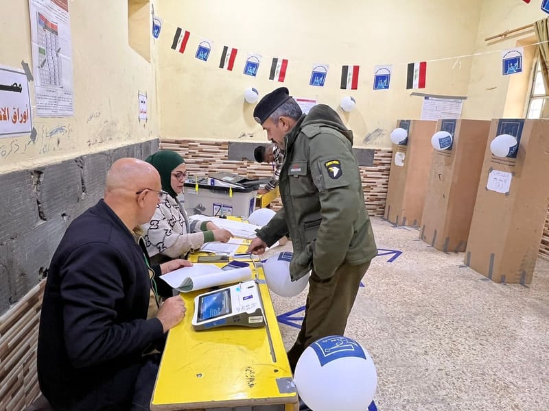 بالصور .. توافد القوات الامنية الى مراكز الاقتراع في ميسان للادلاء بإصواتهم في انتخابات مجالس المحافظات