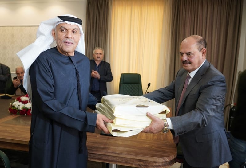 نقيب الصحفيين العراقيين مؤيد اللامي يقدم هدية للشيخ الدكتور سلطان القاسم بحفل استقبال للمسرحيين في مقر النقابة ببغداد