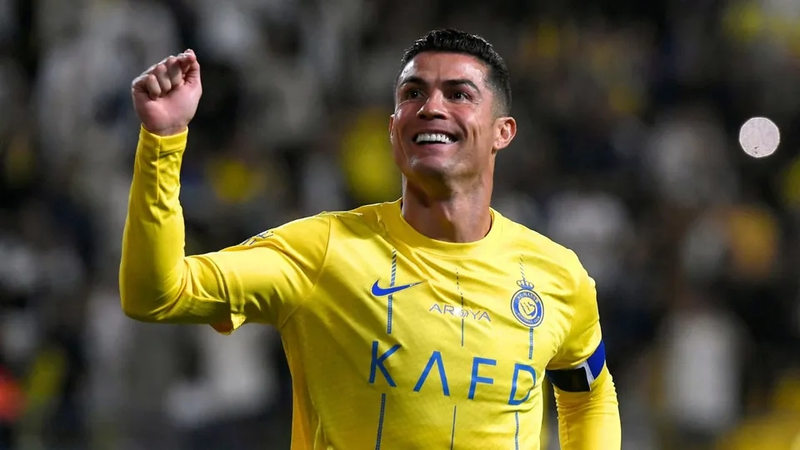 رونالدو يثير الجدل مجددًا في السعودية بحركات "بذيئة"