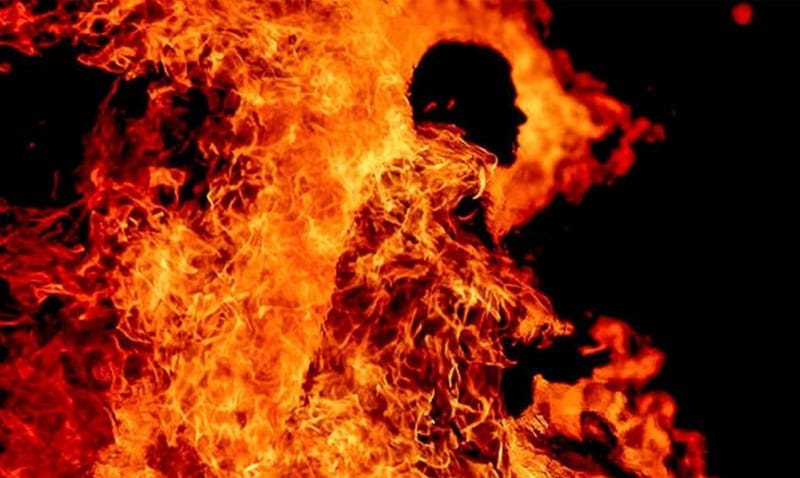 سكب عليه البنزين وأشعله.. المؤبد لمدان بقتل أبن شقيقه والقضاء يميط اللثام عن الجريمة