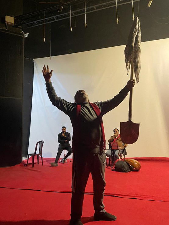 تعرض ضمن مهرجان (حريات المسرحي) : مسرحية (طائر الوجع) تجسد صراع القصيدة والأغنية