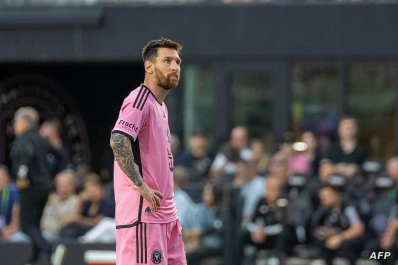 مشجعة تفاجئ ميسي وتصيبه بالحيرة