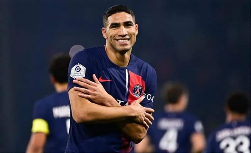 حكيمي يحتفل برسالة ذهبية على شرف برشلونة