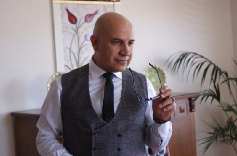 فنان عراقي عالمي ينجح في تزيين  330 مسجد بالزخارف والخطوط العربية وتغليف القباب والمنائر في انحاء العالم ..