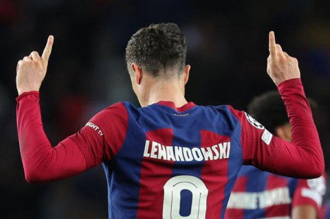 قبل الاجتماع الحاسم.. ثورة تشافي تهدد مستقبل ليفاندوفسكي