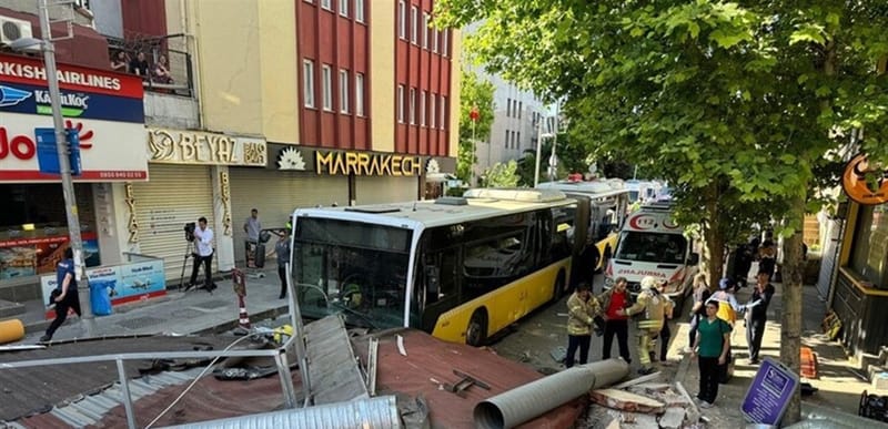 انهيار مبنى سكني ضخم في اسطنبول