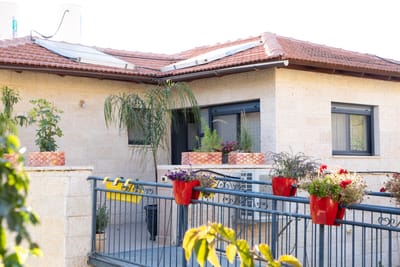 מי אנחנו? image