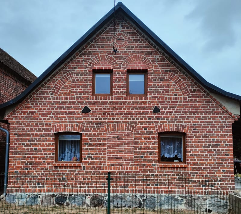 Ziegel mit Charakter: Kompakter Putz offenbart die Authentizität und den einzigartigen Charme der Fassade!