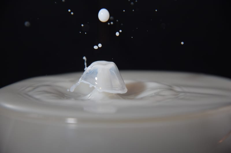 druppels met melk en kleurstof