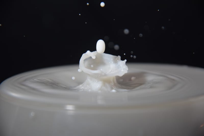 druppels met melk en kleurstof