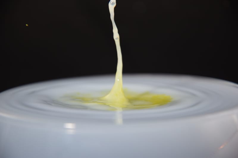 druppels met melk en kleurstof