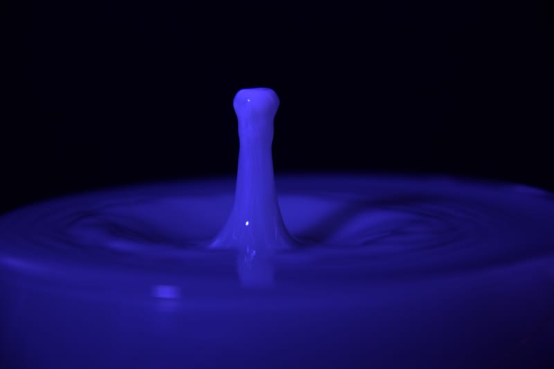 druppels met melk en kleurstof