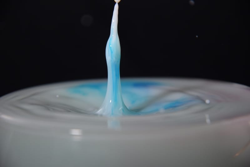 druppels met melk en kleurstof