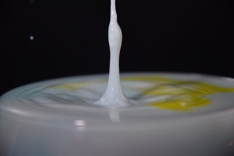 druppels met melk en kleurstof