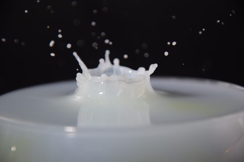 druppels met melk en kleurstof