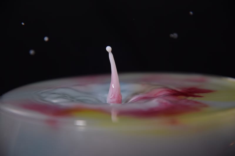 druppels met melk en kleurstof