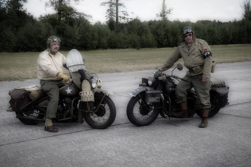 oude leger voertuigen en autos