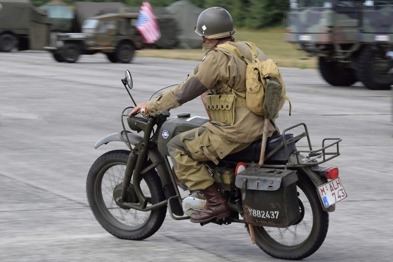oude leger voertuigen en autos