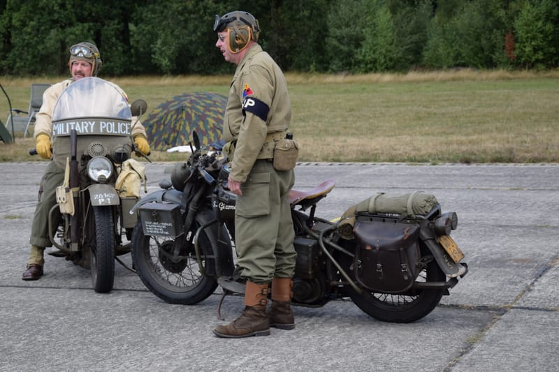 oude leger voertuigen en autos