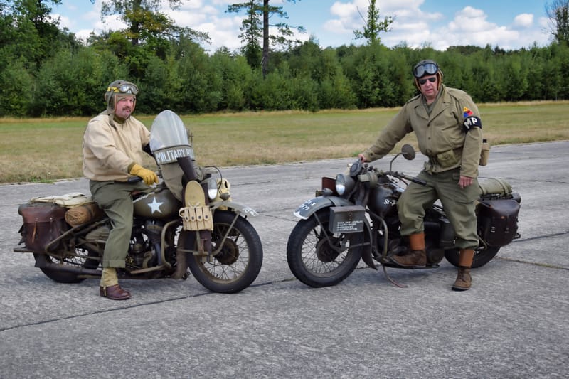 oude leger voertuigen en autos