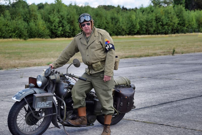 oude leger voertuigen en autos