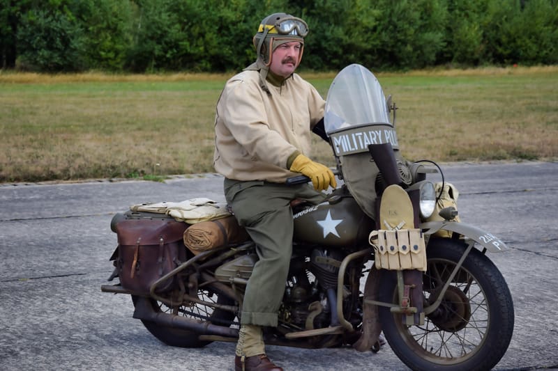 oude leger voertuigen en autos