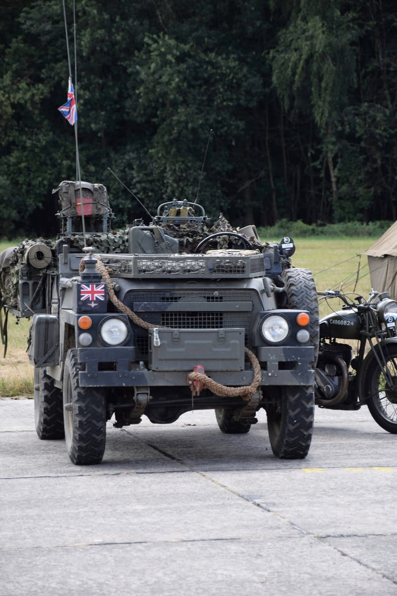 oude leger voertuigen en autos