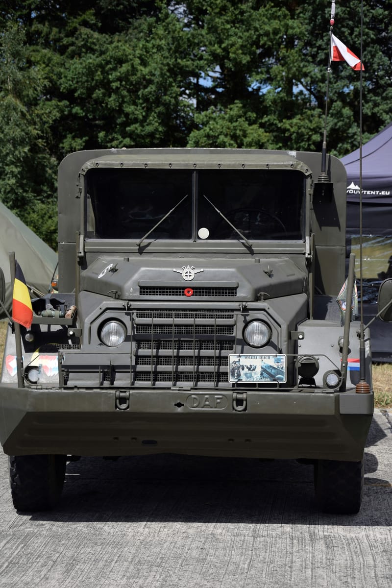 oude leger voertuigen en autos