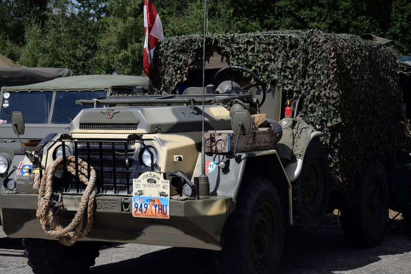 oude leger voertuigen en autos