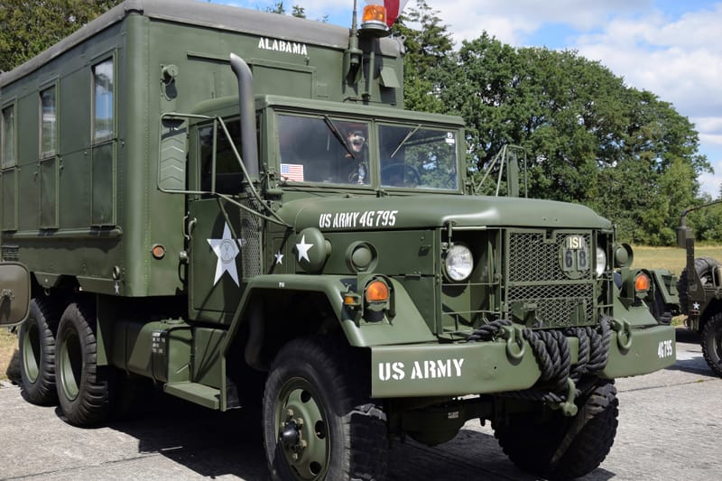 oude leger voertuigen en autos