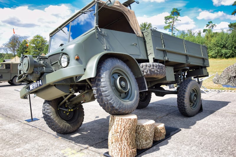 oude leger voertuigen en autos