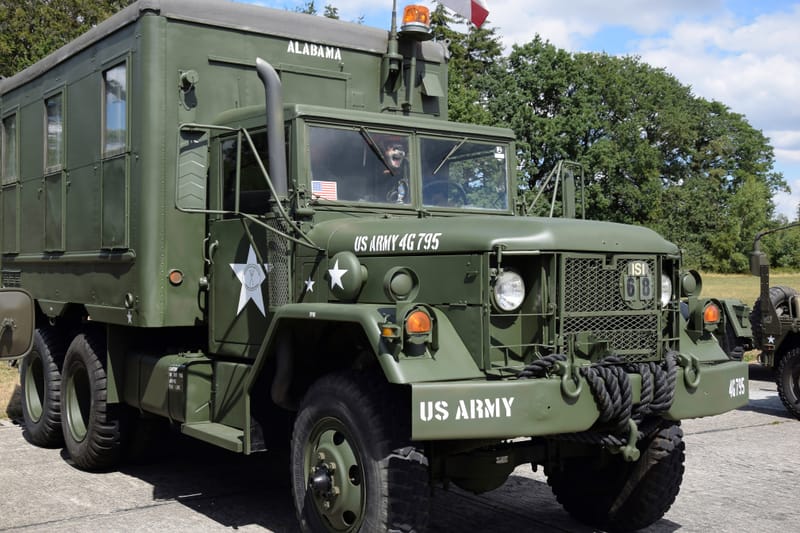 oude leger voertuigen en autos